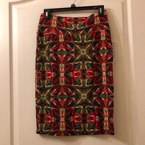 Ladies skirt size small. New with tags. - Picture 2 of 4